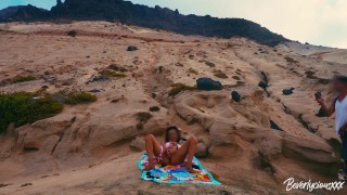 MILF in vacanza si masturba senza vergogna su una spiaggia pubblica e si scopa un turista