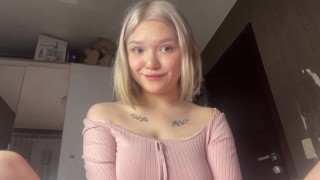 petite colegial em meias se masturba buceta apertada